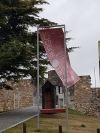 Foto 1 - Foto denuncia Burgos: Roto el cartel anunciador de la entrada al Castillo de Burgos