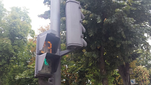 Cuestionan el imperativo legal de la nueva normativa de tráfico en los pasos de peatones semaforizados