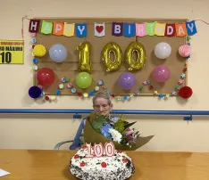 Actualidad Burgos: La residencia de Miranda celebra el centenario de la usuaria Cándida Peña