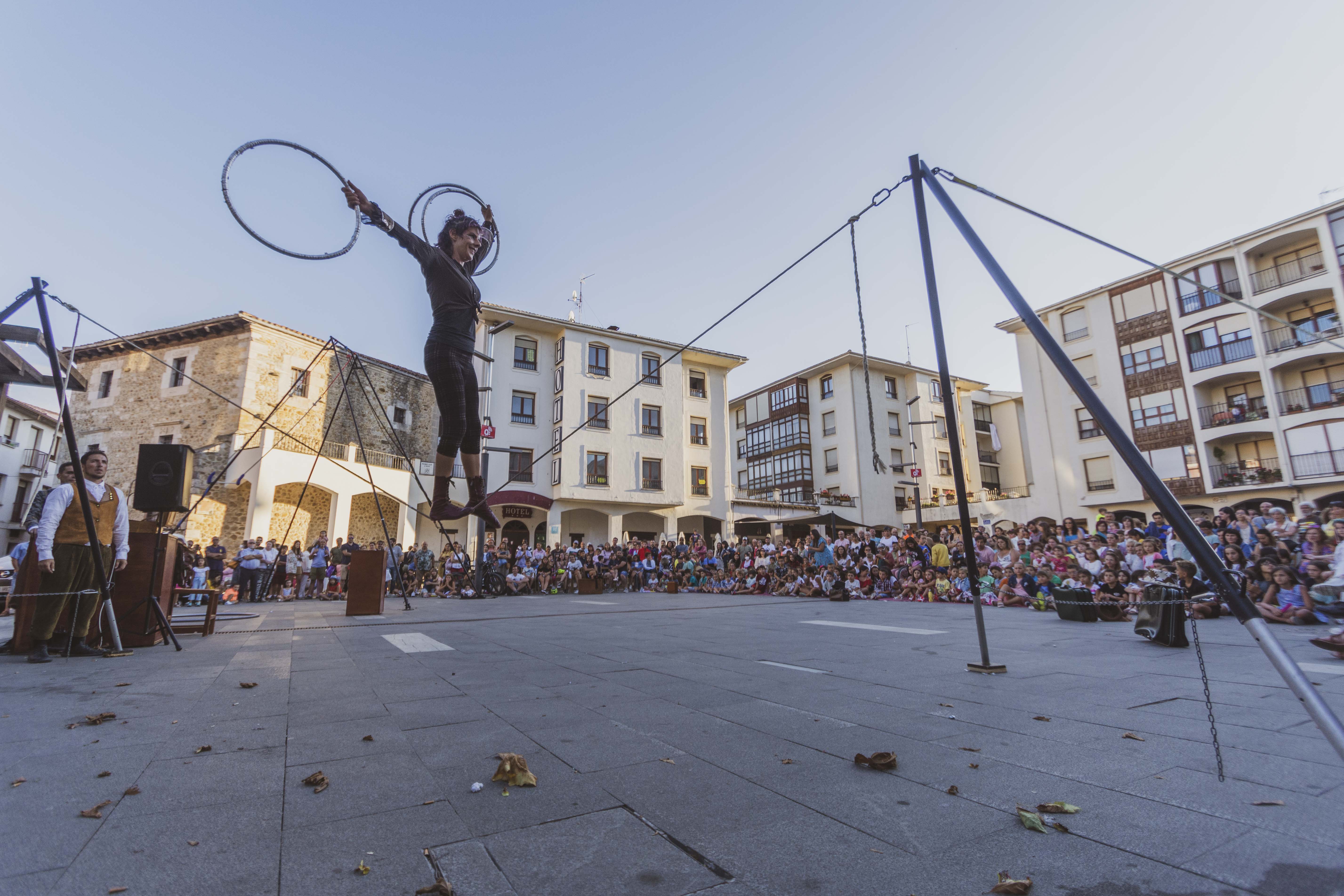‘Caminos Asombrosos’ lleva circo y teatro de calle a tres pueblos de Burgos con espectáculos gratuitos
