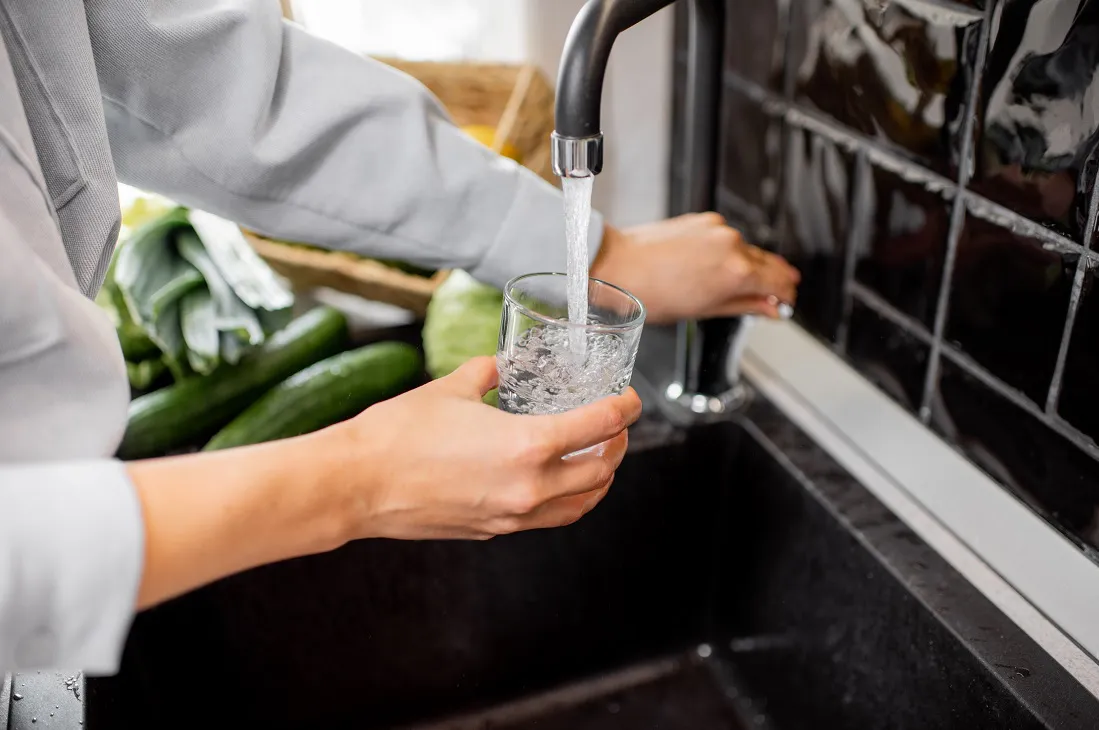 Vecinos de Burgos se quedan sin agua potable tras el reventón de una tubería