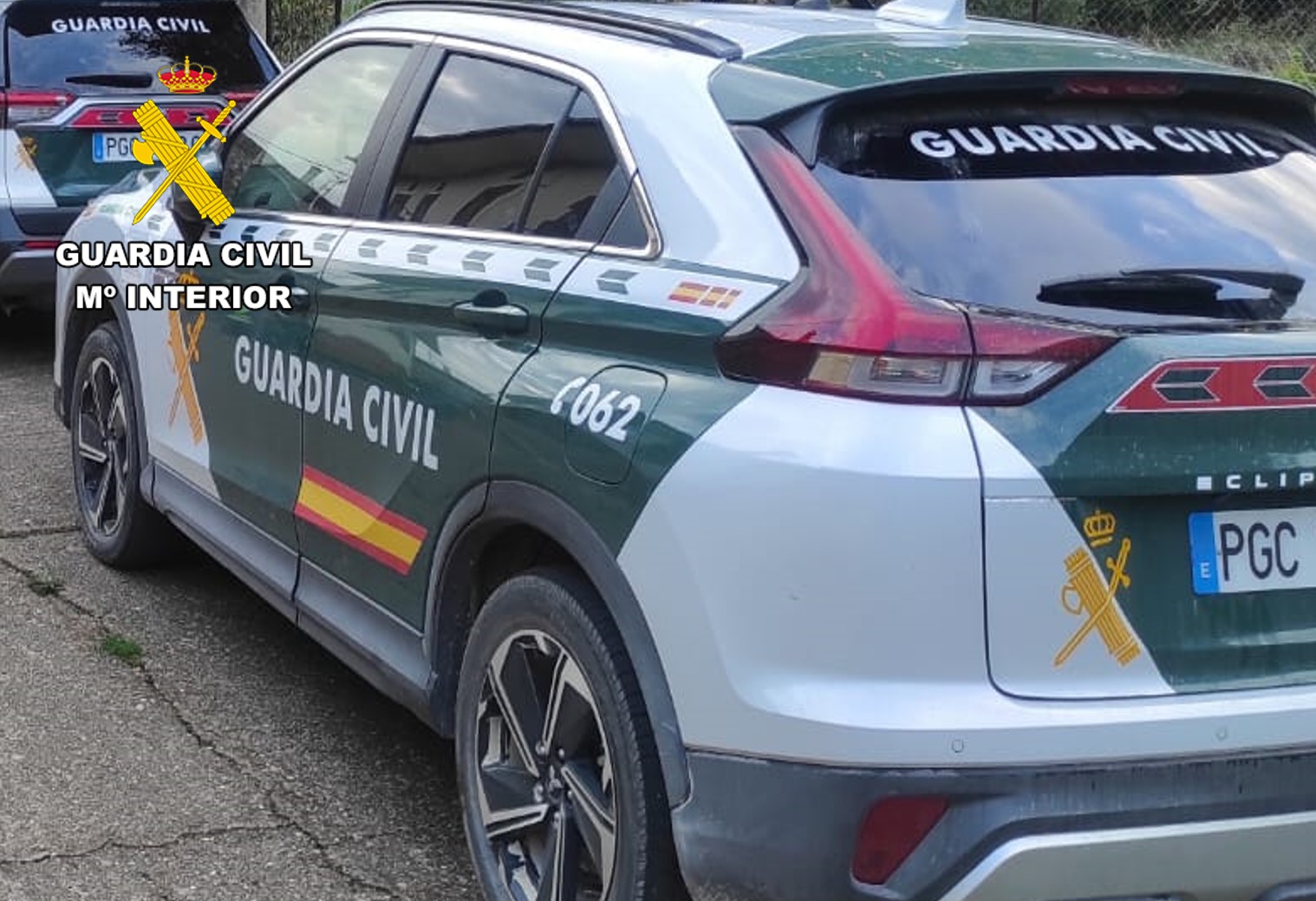 La Guardia Civil registra el domicilio del detenido en Salas tras amenazar con un supuesto explosivo