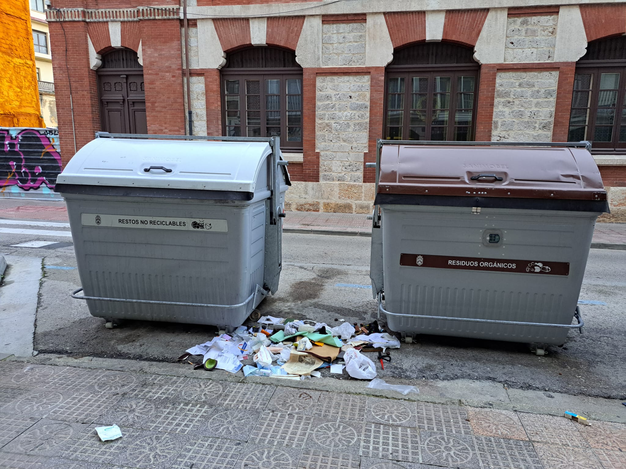 El contenedor gris concentra el 65% de los residuos que genera Burgos