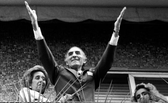 Revilla saludando desde su balcón