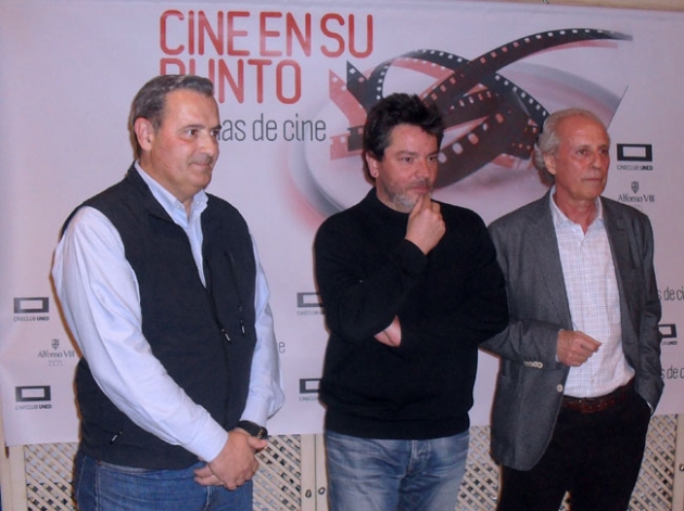 Urbizu entre el responsable del Hotel Alfonso VIII y el director del Cine Club UNED 