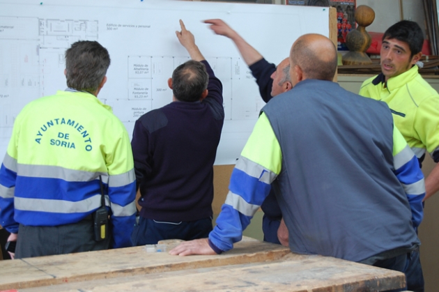 Trabajadores viendo los planos
