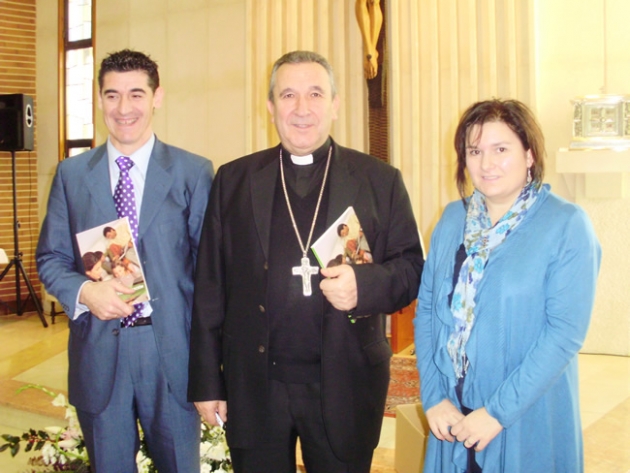 Mons Melgar con los delegados 