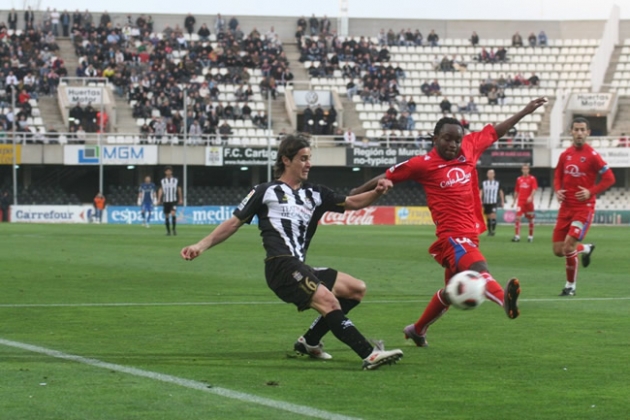 Cedrick luchando un balón