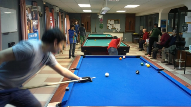 Jóvenes en Mas Noche de billar