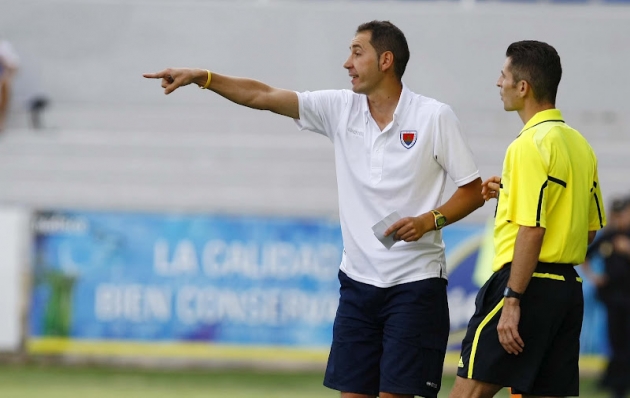 Machín dando indicaciones