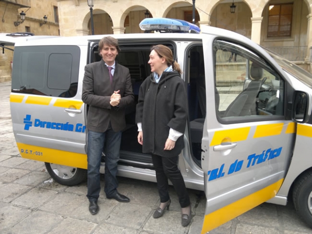 Martínez y Heredia con el vehículo