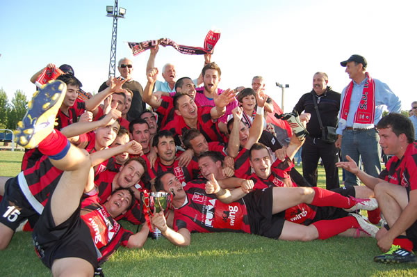 Jugadores del Tardelcuende celebrándolo