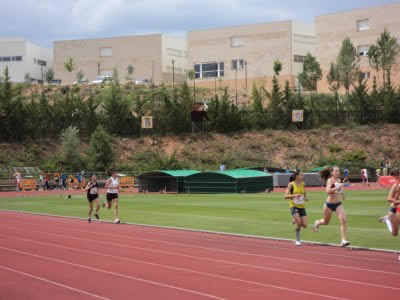 Atletas en la pista