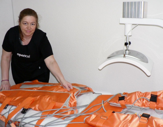 María José Hernández en la camilla de presoterapia