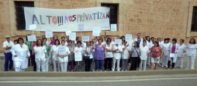 Concentración de trabajadores en una de las residencias de mayores