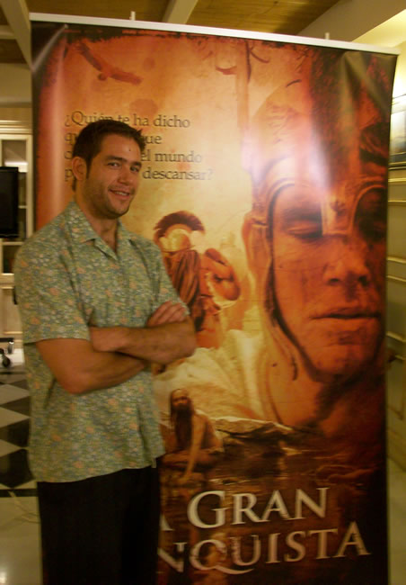 Iván Hermes junto al cartel promocional