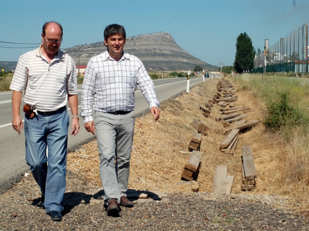 Antón revisando el vallado