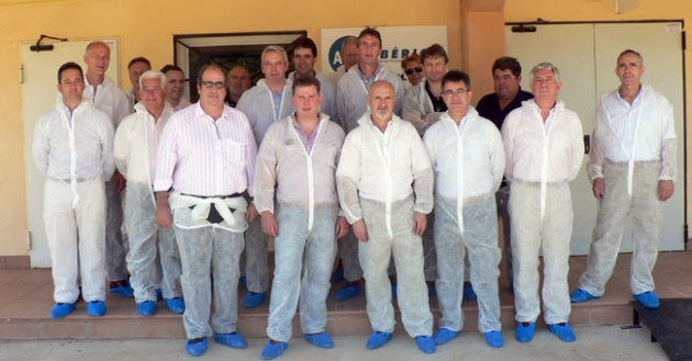 Representantes de Copiso, el grupo holandés y de Incarlopsa, en la entrada del centro de inseminación