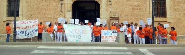 Concentración de trabajadores en la residencia de San José