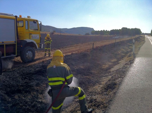 El fuego llegó hasta la cuneta de la carretera