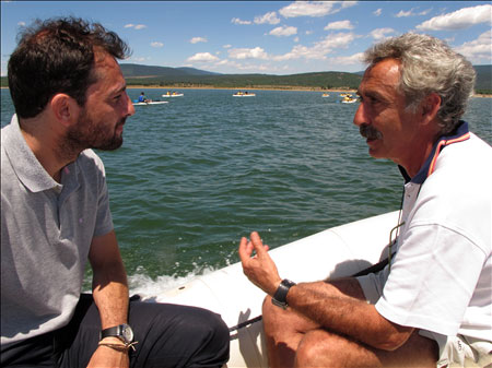 El director general  de Juventud y el director del campamento