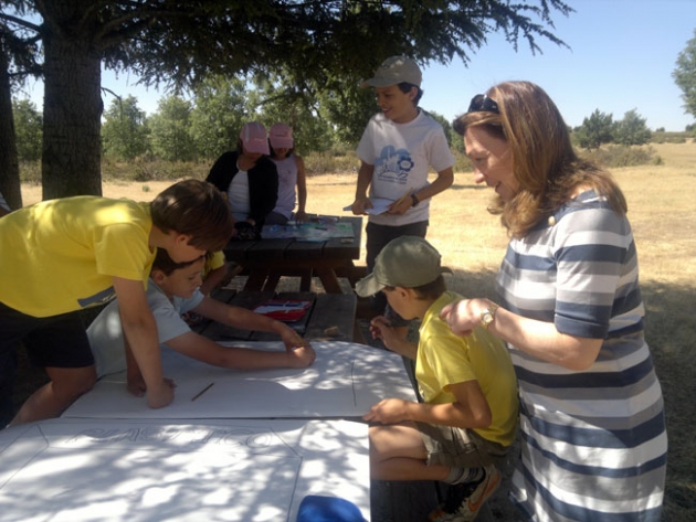 La subdelegada, con los chavales del campamento