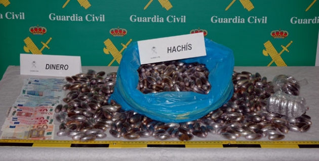 Haschís y dinero intervenido al presunto traficante detenido