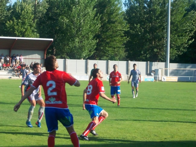 Jaio disputa un balón