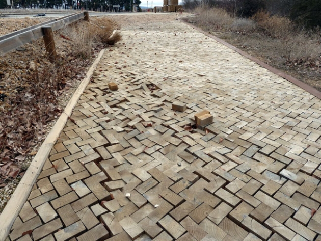 Aceras de madera levantadas en la CMA
