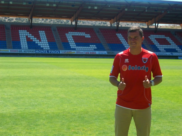 Airam posa con la camiseta del Numancia