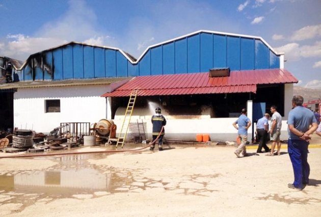 El fuego afectó al tejado y a los vehículos del interior