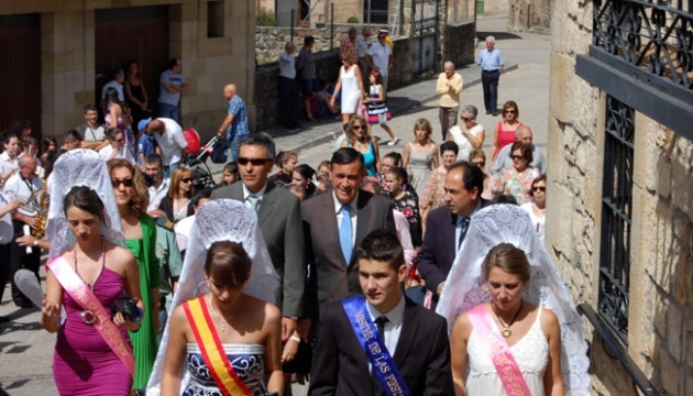 Reina, damas, míster y autoridades