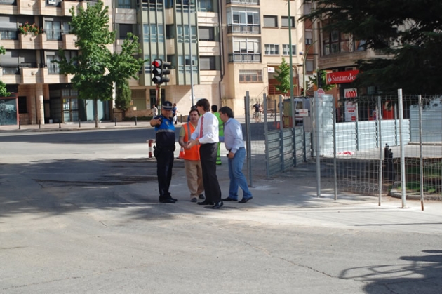 Alcalde y concejal visitando las obras