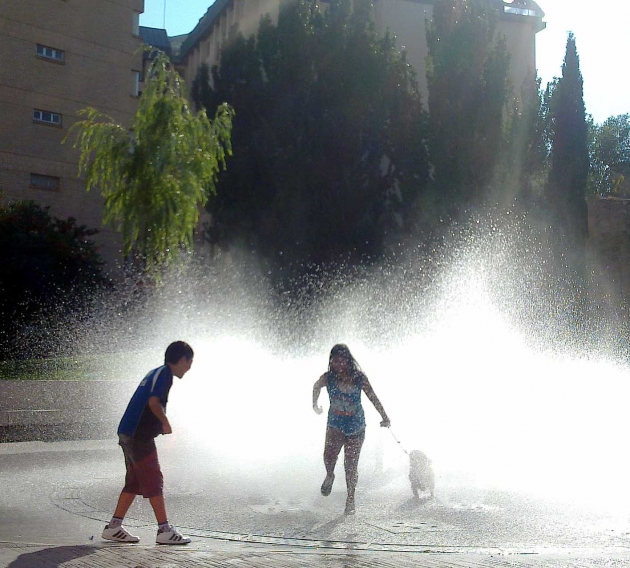 Dos niños jugando en las fuentes del Rincón de Bécquer este jueves