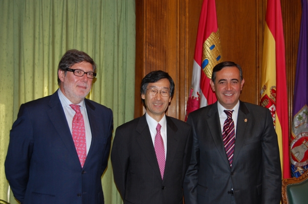 De izquierda a derecha, Aparicio, Satoh y Pardo en el salón de Presidencia de la Diputación