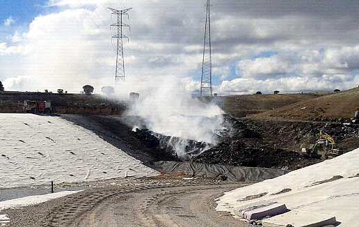 Columna de humo durante el incendio