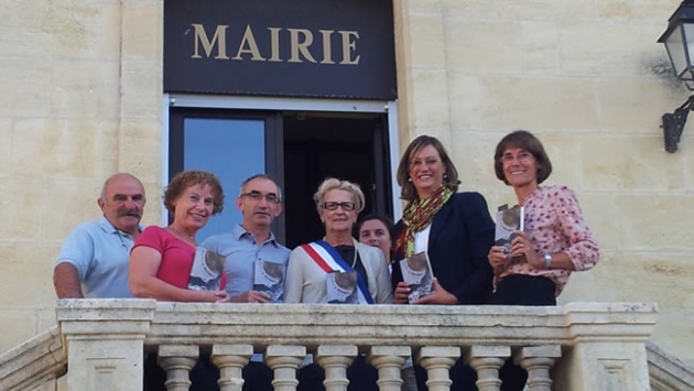 Santamaría con la alcaldesa de Vayres y demás autoridades