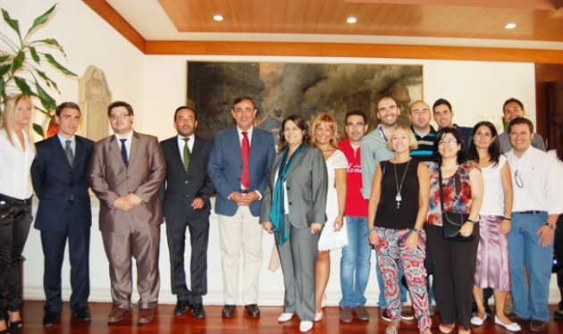 Jóvenes abogados con Pardo