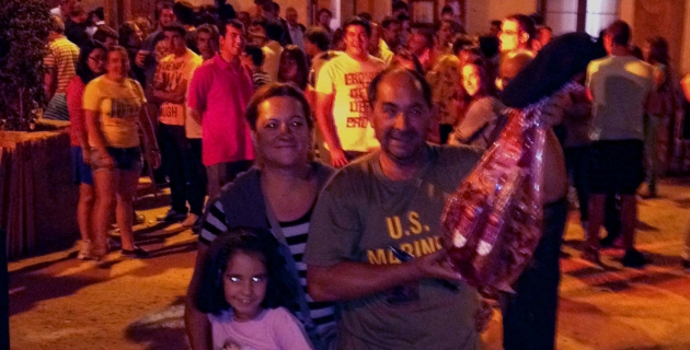 El ganador con su familia