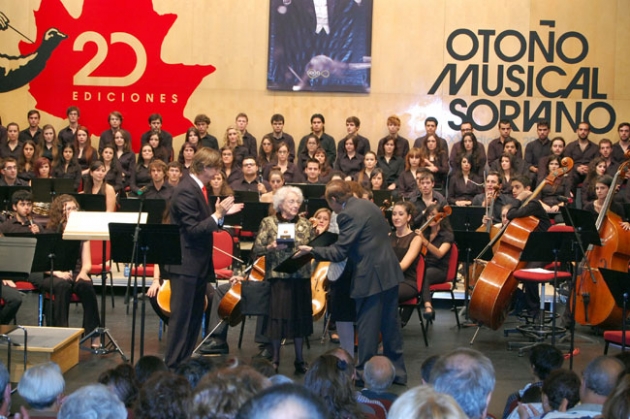 Los Duques de Soria entregan la Medalla de Oro de la Ciudad de Soria a la viuda del maestro Odón Alonso