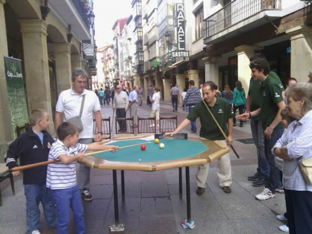 Monitores enseñando billar