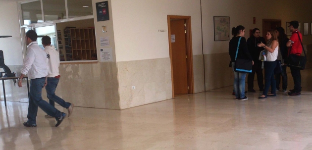 Pasillos del campus este lunes