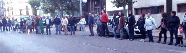 Participantes entrelazando sus manos