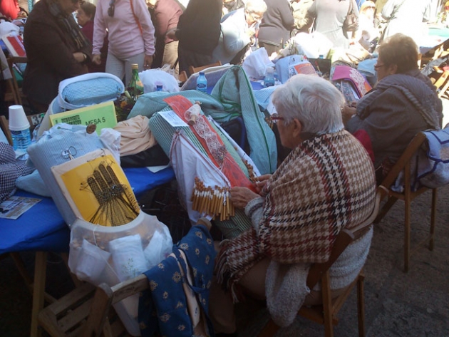 Encajeras de Soria y de las comunidades vecinas llenan la plaza Mayor en el preámbulo del arranque de las fiestas de San Saturio