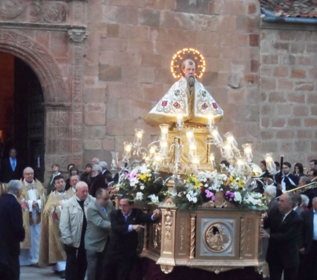 Imagen de San Saturio en su procesión a la salida de la concatedral