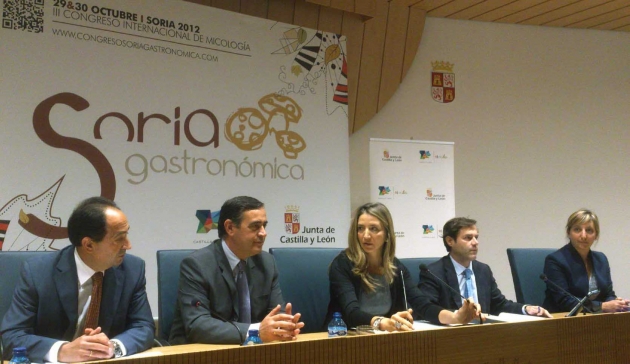 La consejera, en el centro