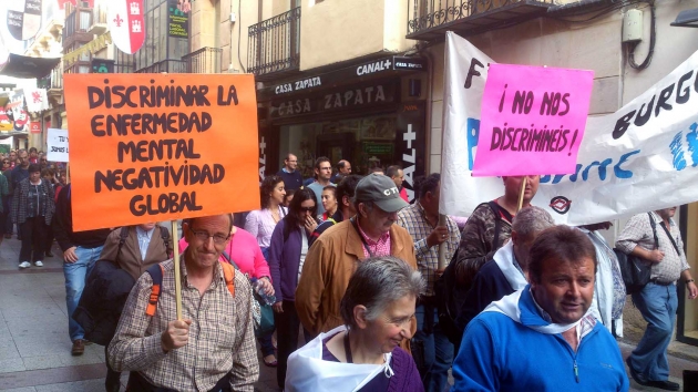 Los convocados portando lemas reivindicativos