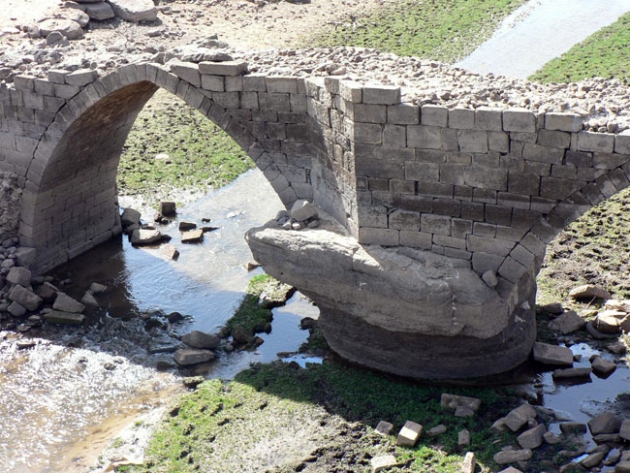 Uno de los arcos se apoya en roca