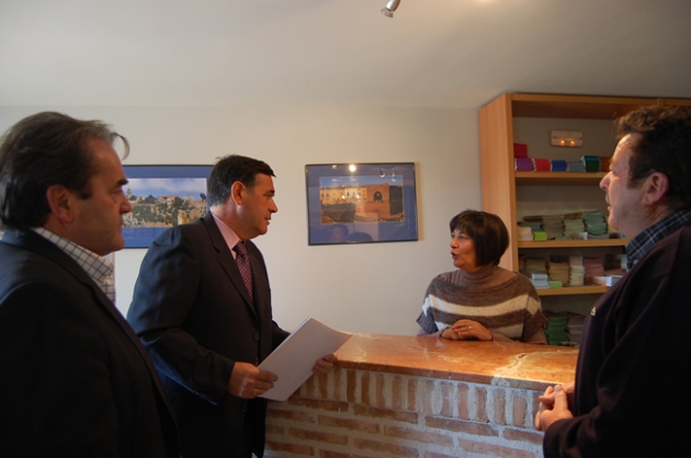 Pardo visita la oficina de turismo de Medinaceli