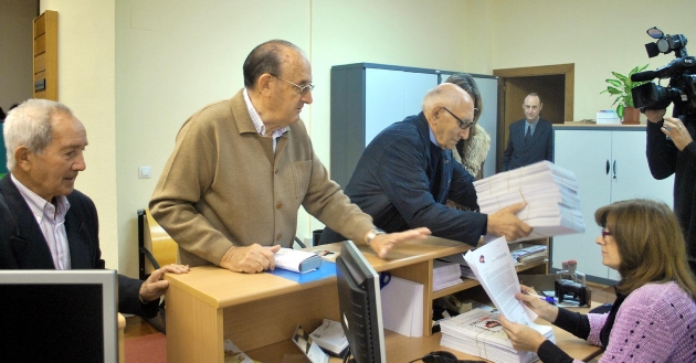 Entrega en la Subdelegación del Gobierno de las firmas recogidas